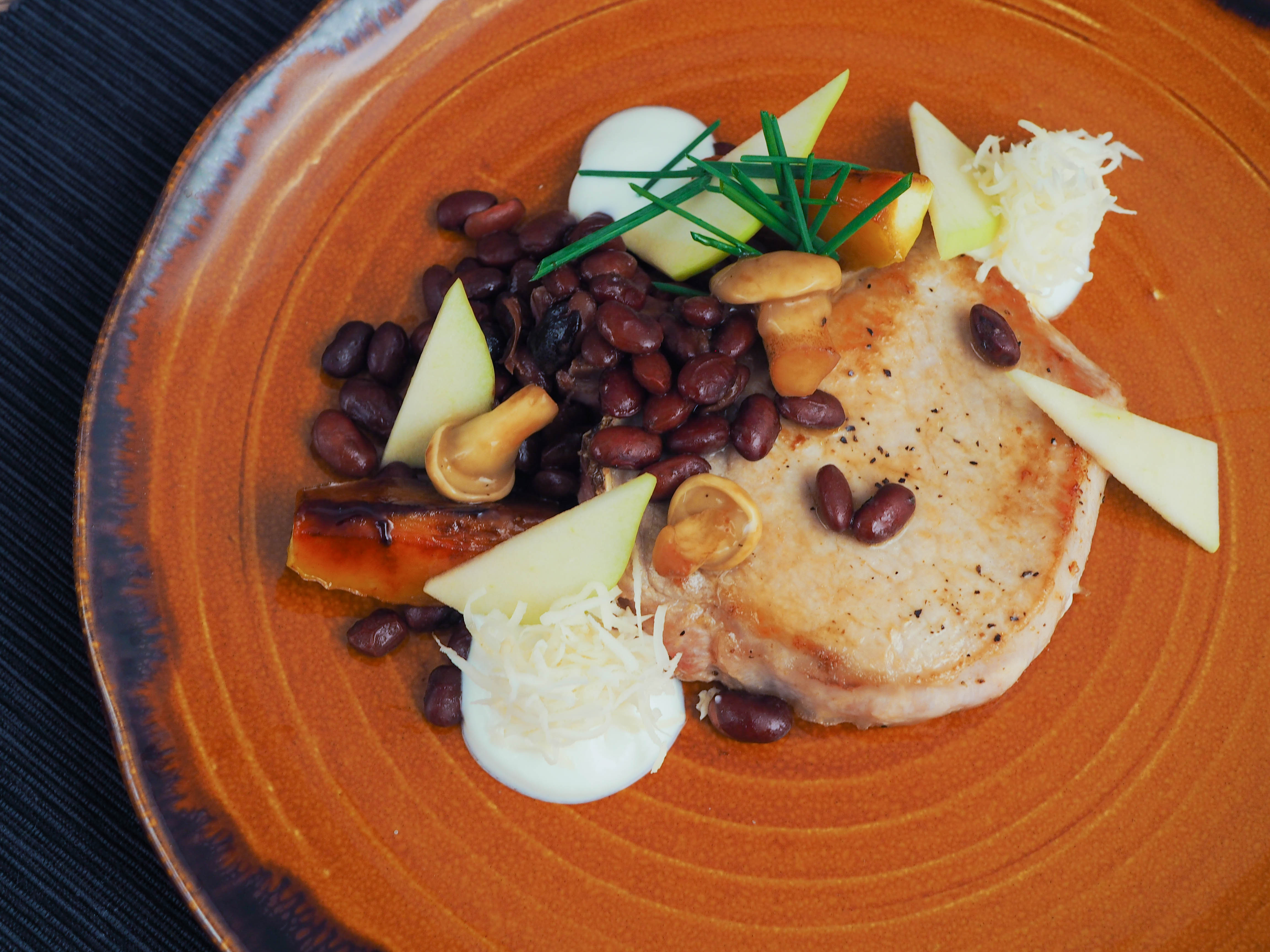 Pork Chops with Horseradish Apples 